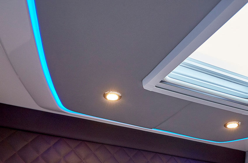 Plafond avec éclairage LED intégré